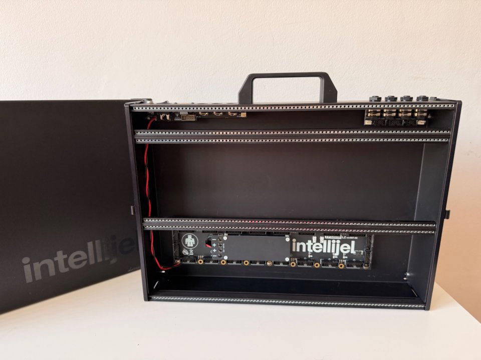 Intellijel 7U Performance Case 84HP (Black) + PSU