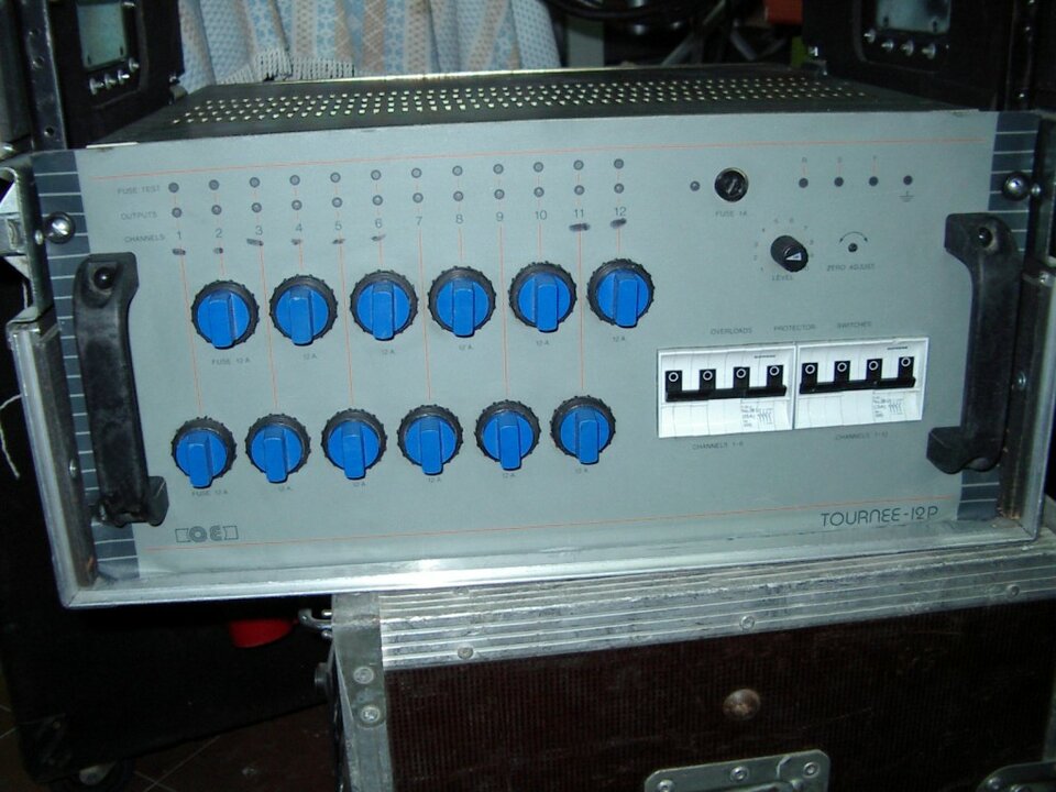 Dimmer de 12 canales. 12A /canal (2.600W). Queda uno