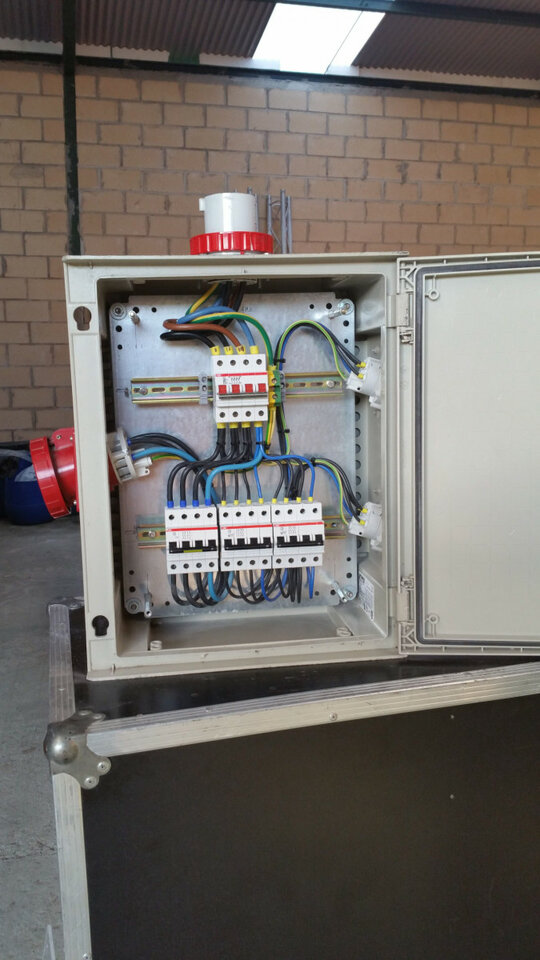 Cuadro de corriente con manguera