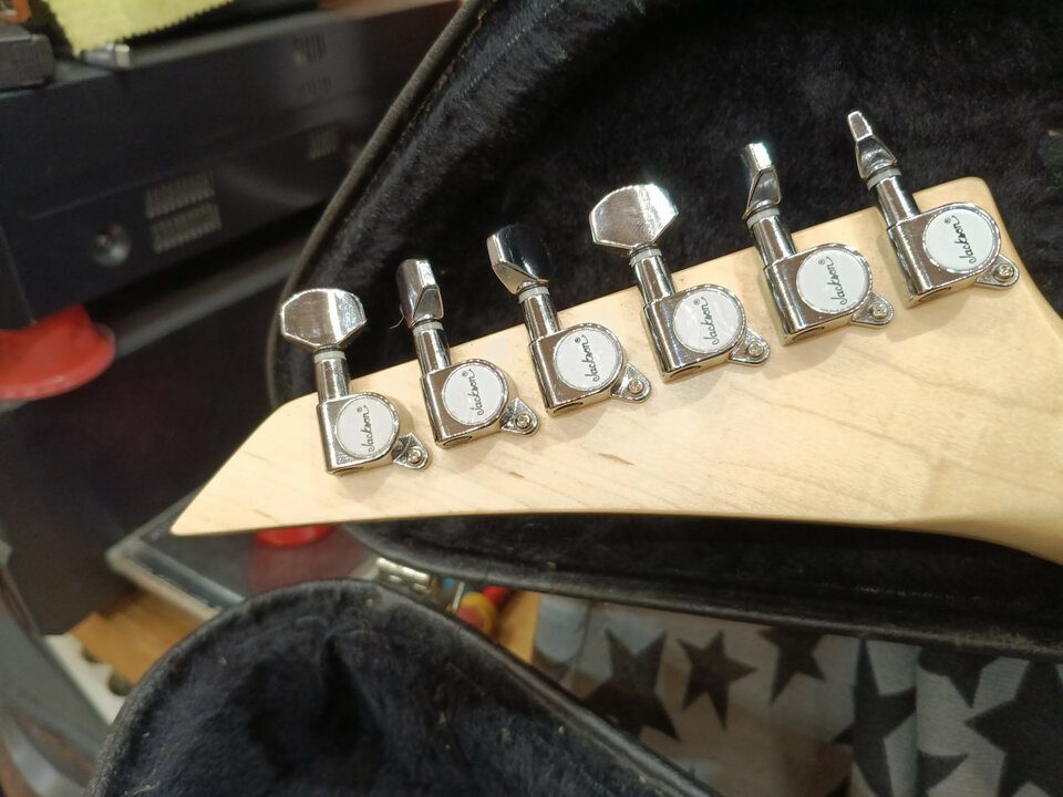 Jackson Kelly Ke3 90s  made in Japan ,con Floyd Rose y EMG 81 + ESTUCHE