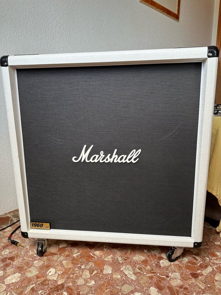 Marshall 1960B Lead Randy Rhoads White de segunda mano · Foto 1 de 5 · Almería · 1500 €