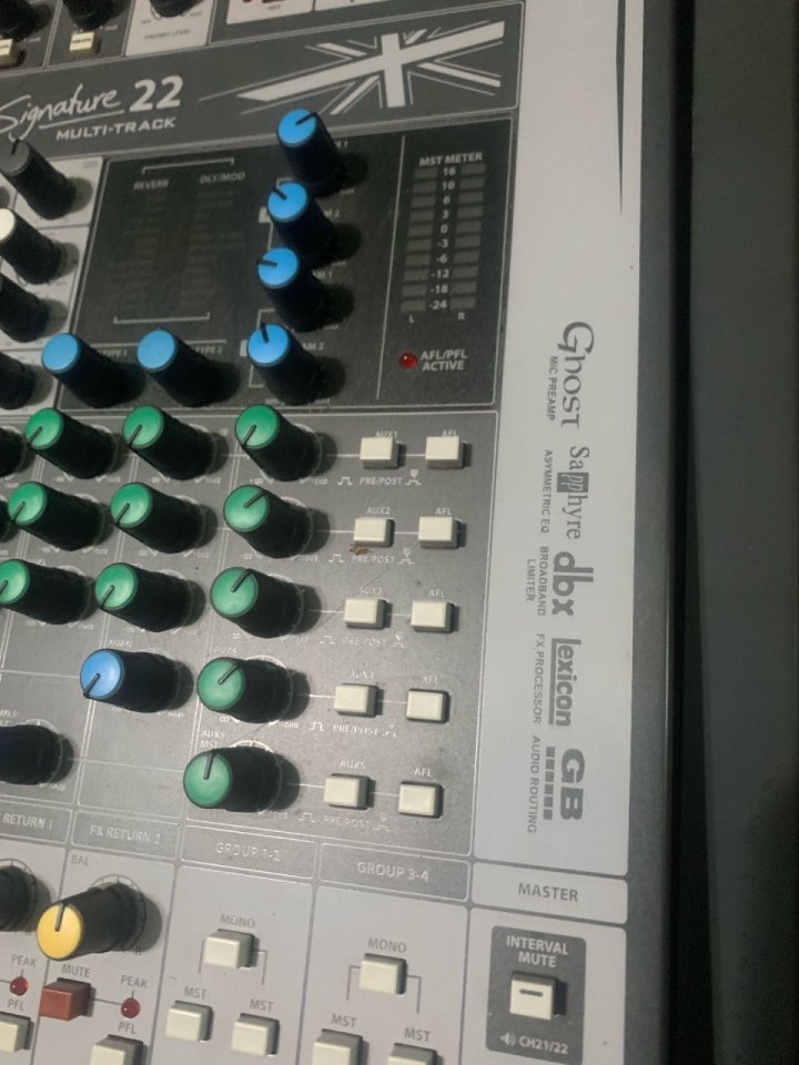 Mesa de mezclas Soundcraft Signature 22 de segunda mano · Foto 2 de 5 · Alicante · 600 €