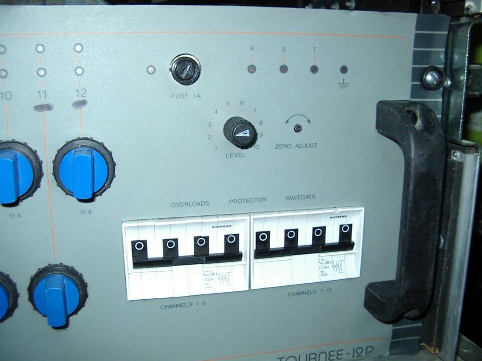 Dimmer de 12 canales. 12A /canal (2.600W). Queda uno