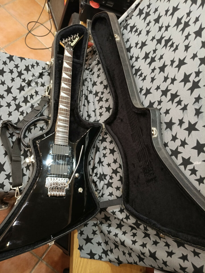 Jackson Kelly Ke3 90s  made in Japan ,con Floyd Rose y EMG 81 + ESTUCHE