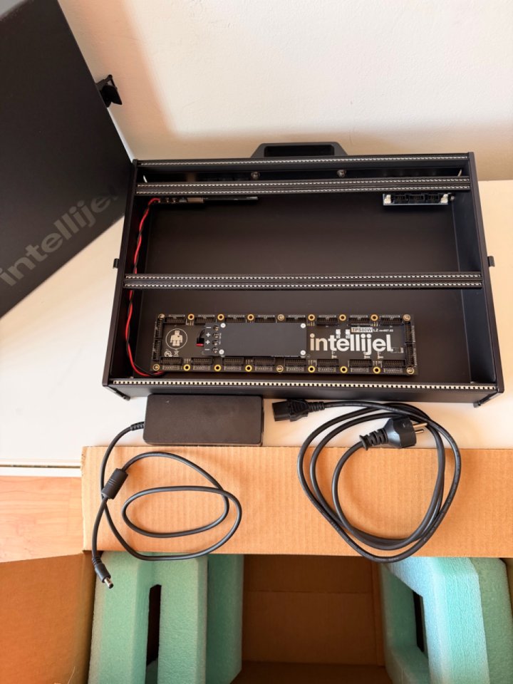 Intellijel 7U Performance Case 84HP (Black) + PSU