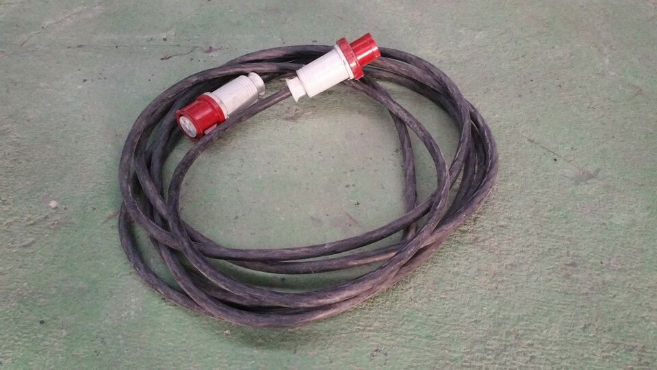 Cuadro de corriente con manguera