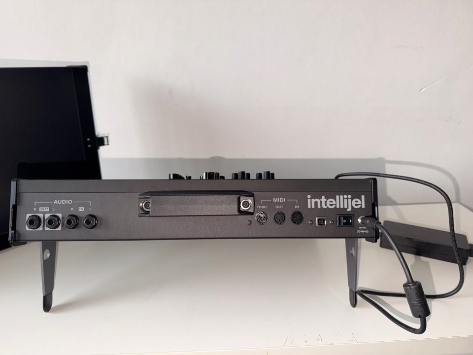 Intellijel 7U Performance Case 84HP (Black) + PSU