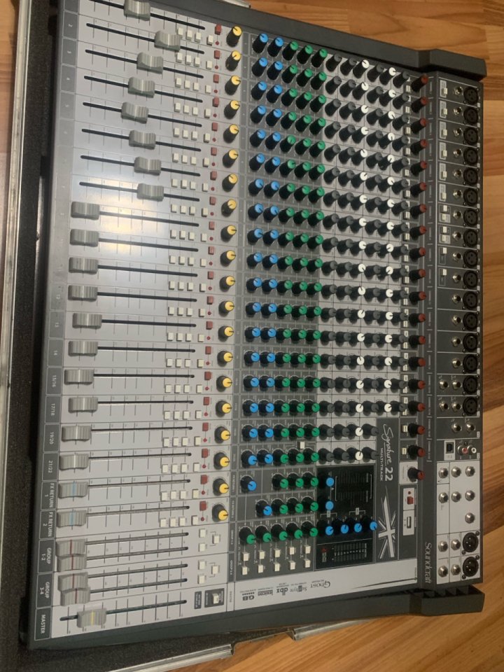 Mesa de mezclas Soundcraft Signature 22 de segunda mano · Foto 1 de 5 · Alicante · 600 €