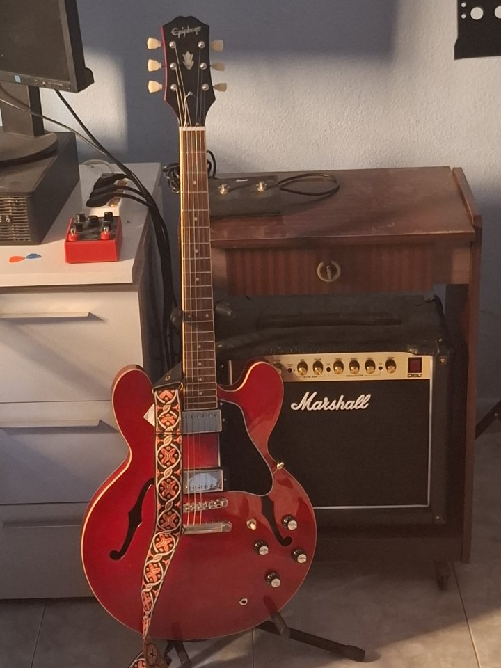 Vendo tres guitarras PRS SE CE 24, EPIPHONE LES PAUL CUSTOM EBONY Y UNA EPIPHONE 335