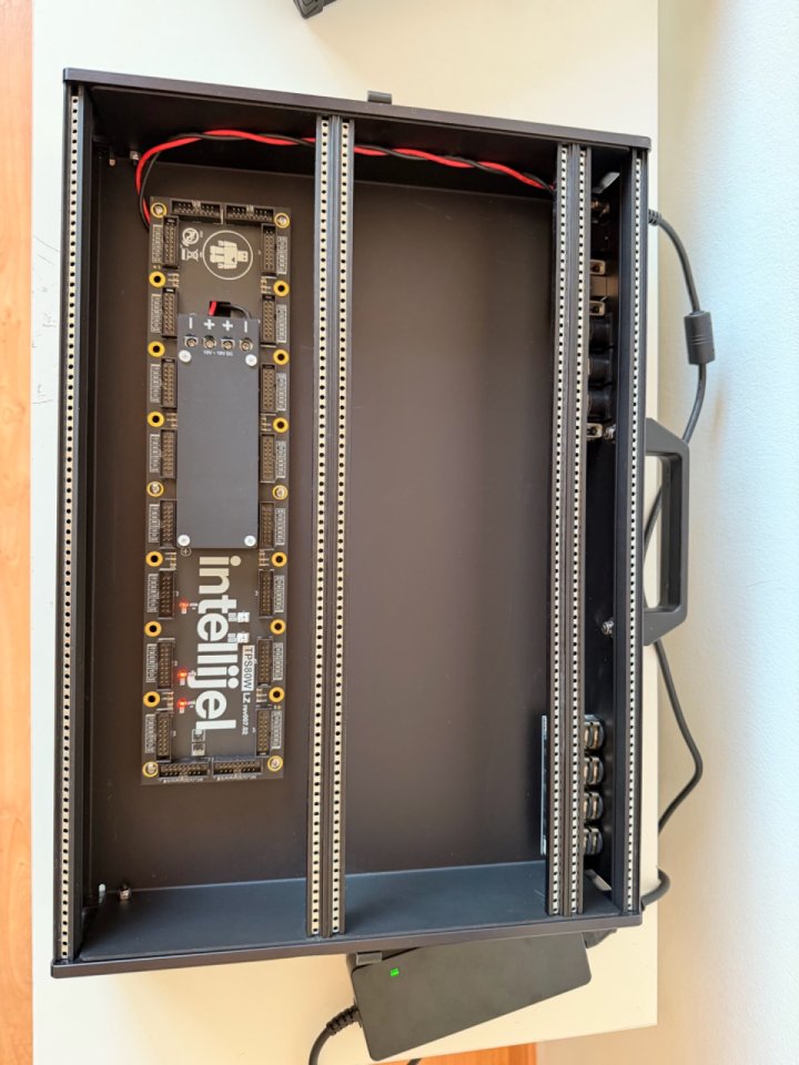 Intellijel 7U Performance Case 84HP (Black) + PSU