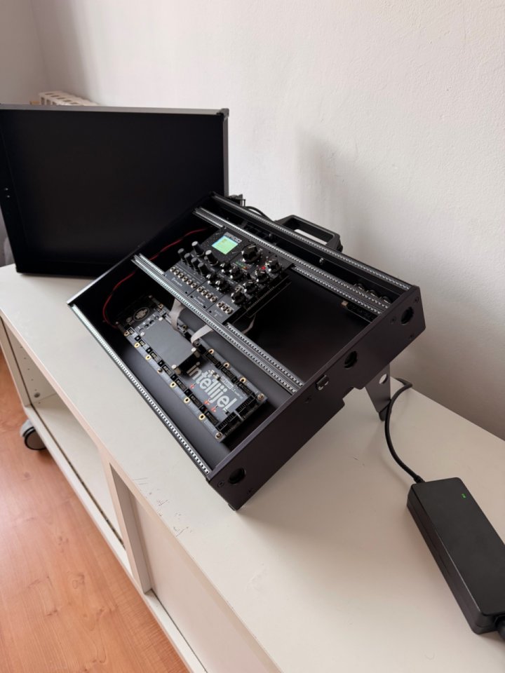 Intellijel 7U Performance Case 84HP (Black) + PSU