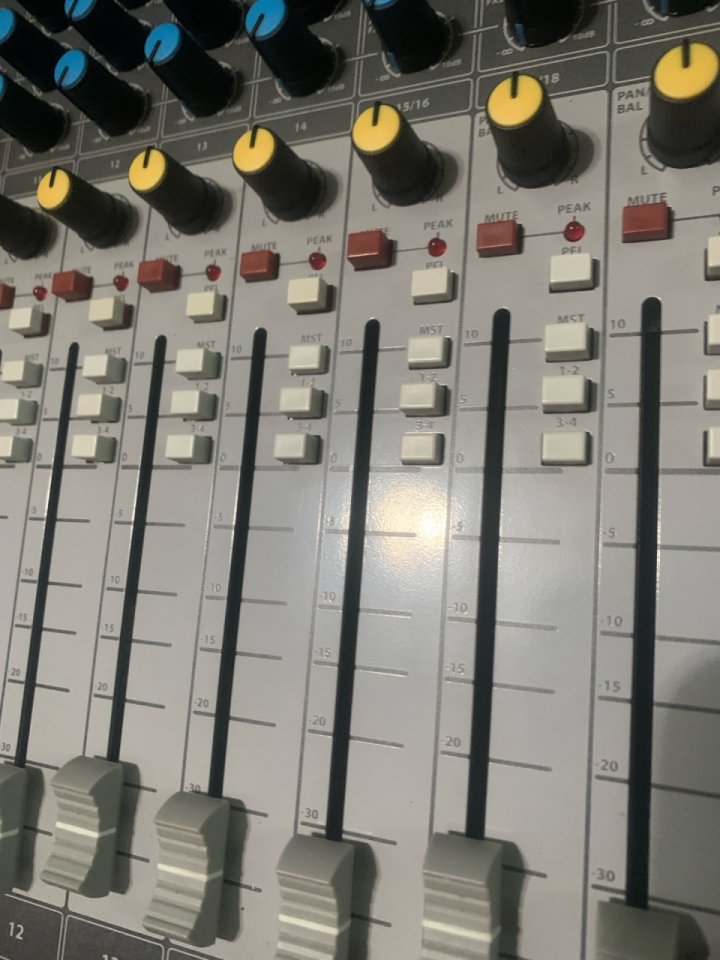 Mesa de mezclas Soundcraft Signature 22 de segunda mano · Foto 5 de 5 · Alicante · 600 €