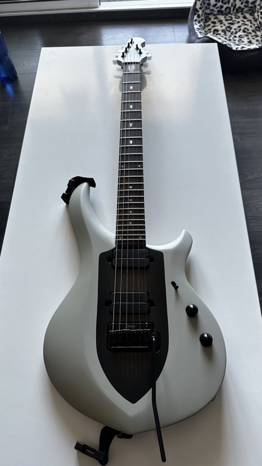 Guitarra Sterling Majesty MAJ100, Chalk Grey de segunda mano · Foto 1 de 10 · Burgos · 800 €