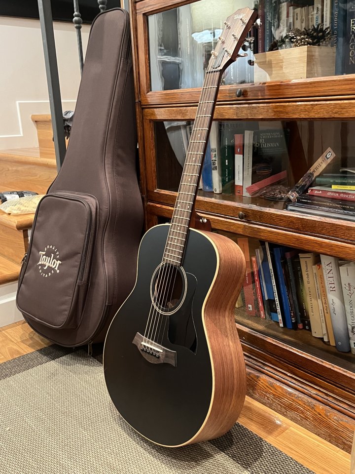Guitarra electroacústica TAYLOR GTE Blacktop