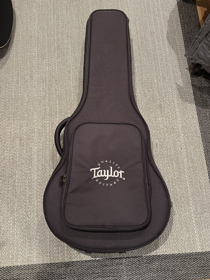 Guitarra electroacústica TAYLOR GTE Blacktop