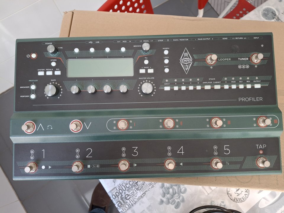 Kemper Stage + funda acolchada + decenas packs presets de pago.