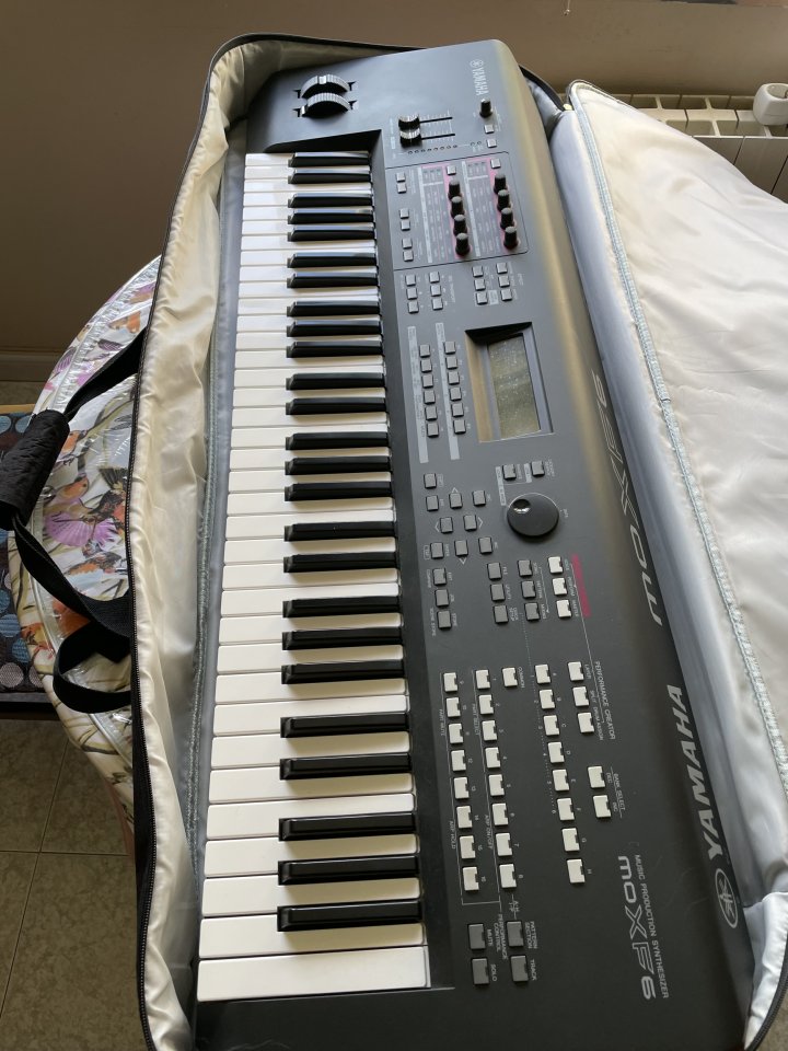 Sintetizador Yamaha MOXF 61 teclas de segunda mano · Foto 2 de 5 · Zamora · 725 €