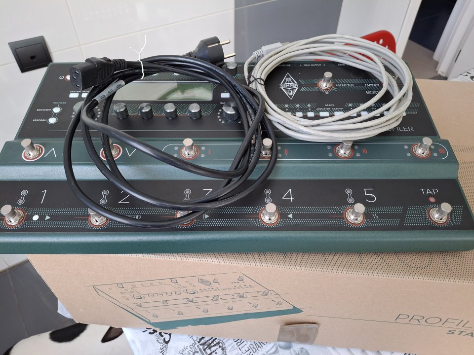 Kemper Stage + funda acolchada + decenas packs presets de pago.