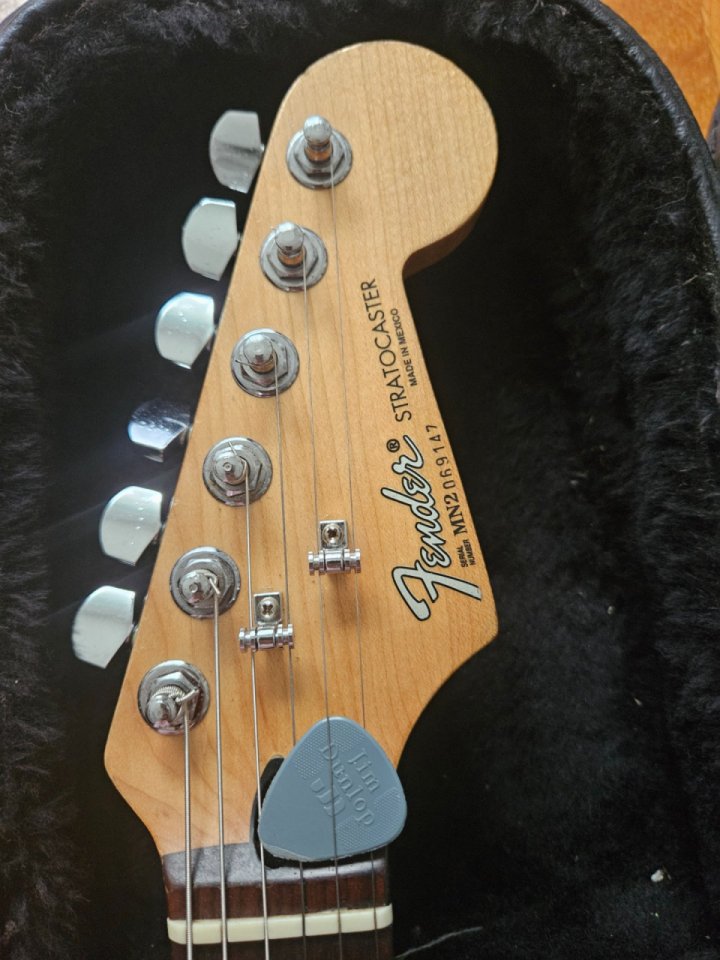 Guitarra eléctrica fender stratocaster