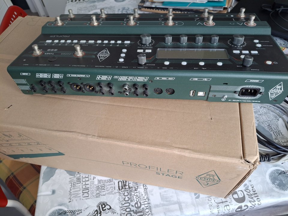 Kemper Stage + funda acolchada + decenas packs presets de pago.