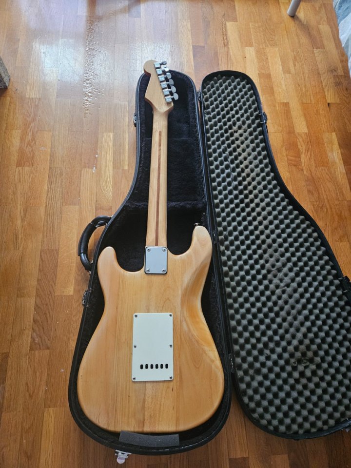 Guitarra eléctrica fender stratocaster