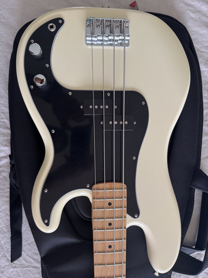 Fender P Bass MN BPG de segunda mano · Foto 3 de 5 · Cantabria · 530 €