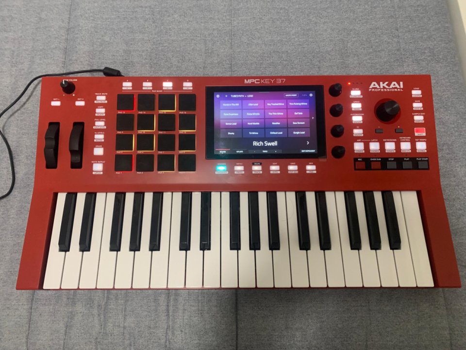 Akai MPC Key 37 + Decksaver de segunda mano · Foto 1 de 9 · Granada · 575 €