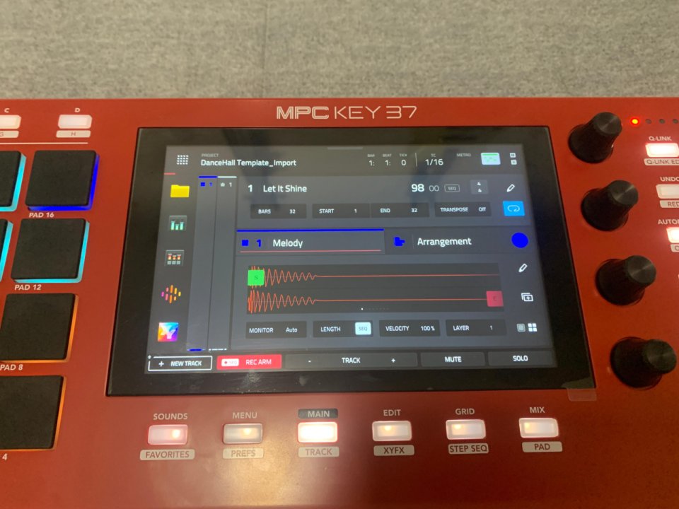 Akai MPC Key 37 + Decksaver de segunda mano · Foto 2 de 9 · Granada · 575 €