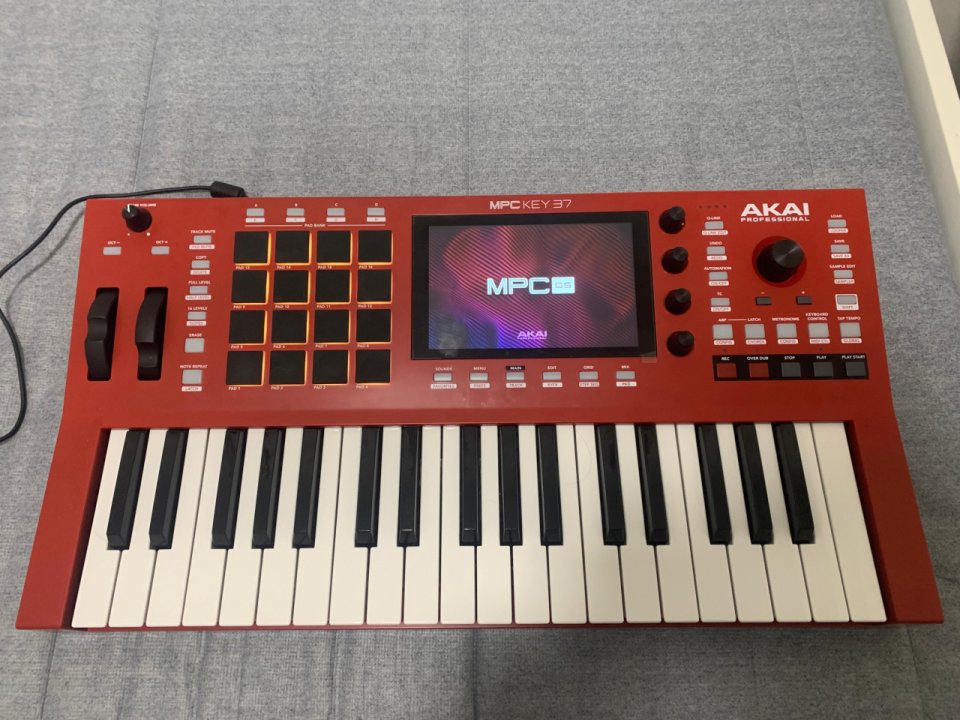 Akai MPC Key 37 + Decksaver de segunda mano · Foto 3 de 9 · Granada · 575 €