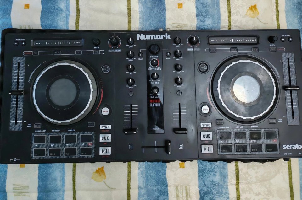 Numark Mixtrack Platinum con maletín de transporte de segunda mano · Foto 1 de 2 · Toledo · 200 €