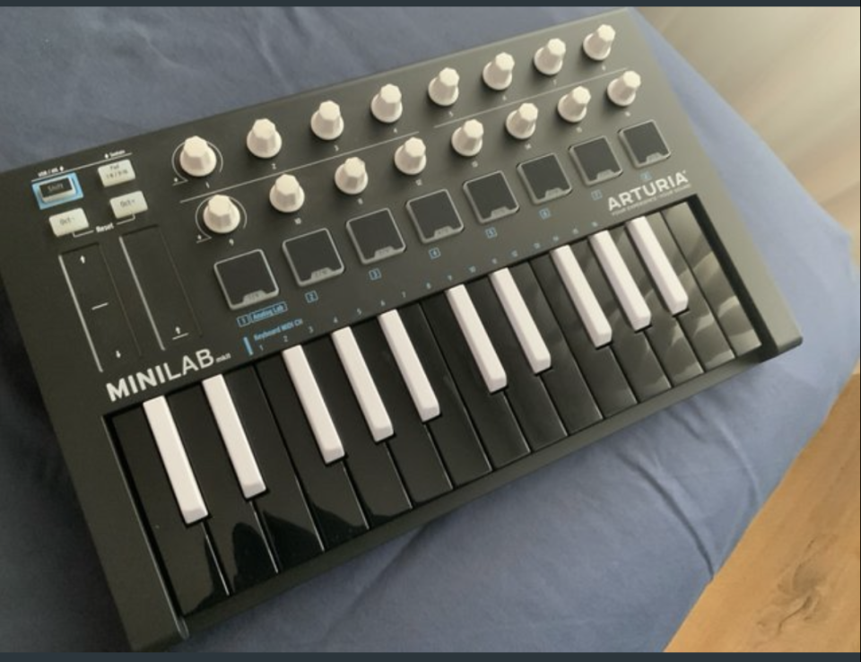 Arturia Minilab Mk II Special Edition de segunda mano · Foto 1 de 2 · Madrid · 65 €