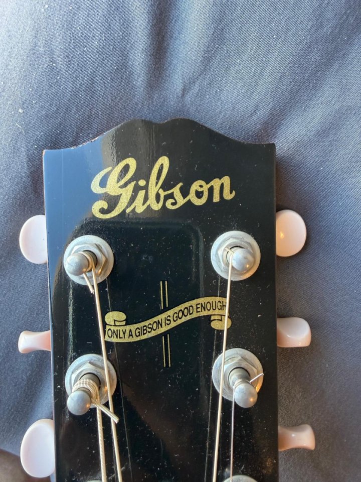 Gibson J-35 (2015)