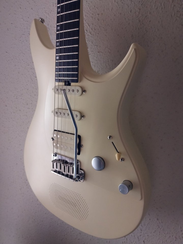 Guitarra Enya Inspire auto amplificada de segunda mano · Foto 2 de 10 · Barcelona · 350 €