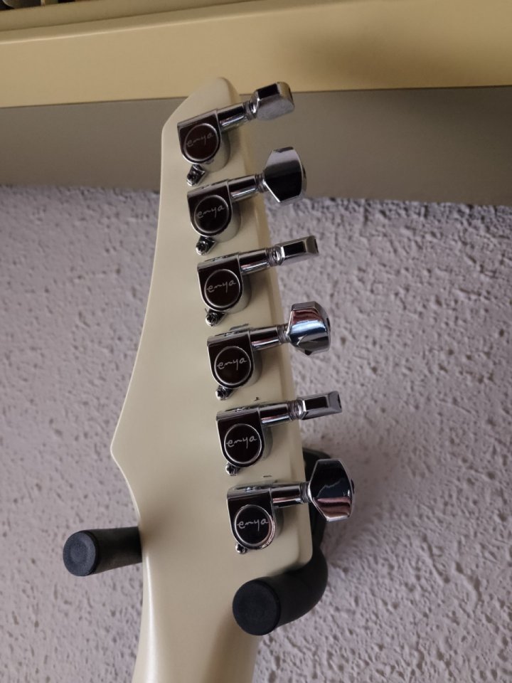Guitarra Enya Inspire auto amplificada de segunda mano · Foto 5 de 10 · Barcelona · 350 €
