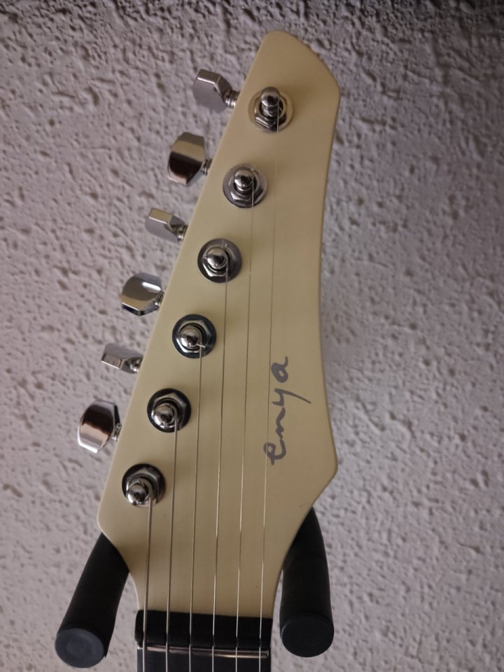Guitarra Enya Inspire auto amplificada de segunda mano · Foto 9 de 10 · Barcelona · 350 €