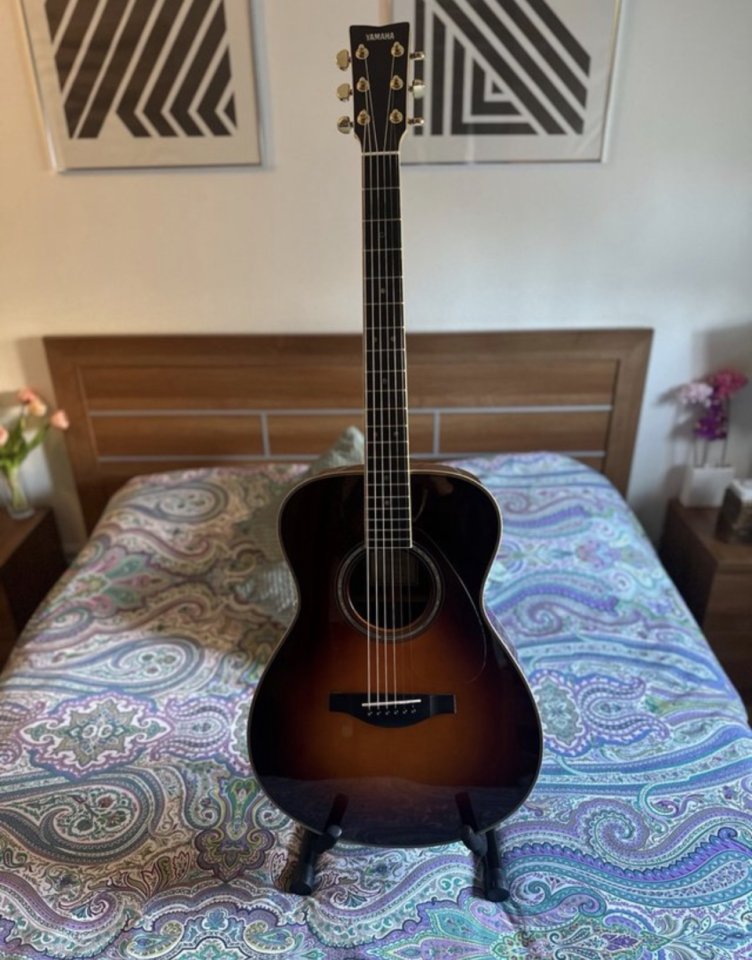 Guitarra Yamama transacústica de segunda mano · Foto 1 de 3 · Madrid · 700 €