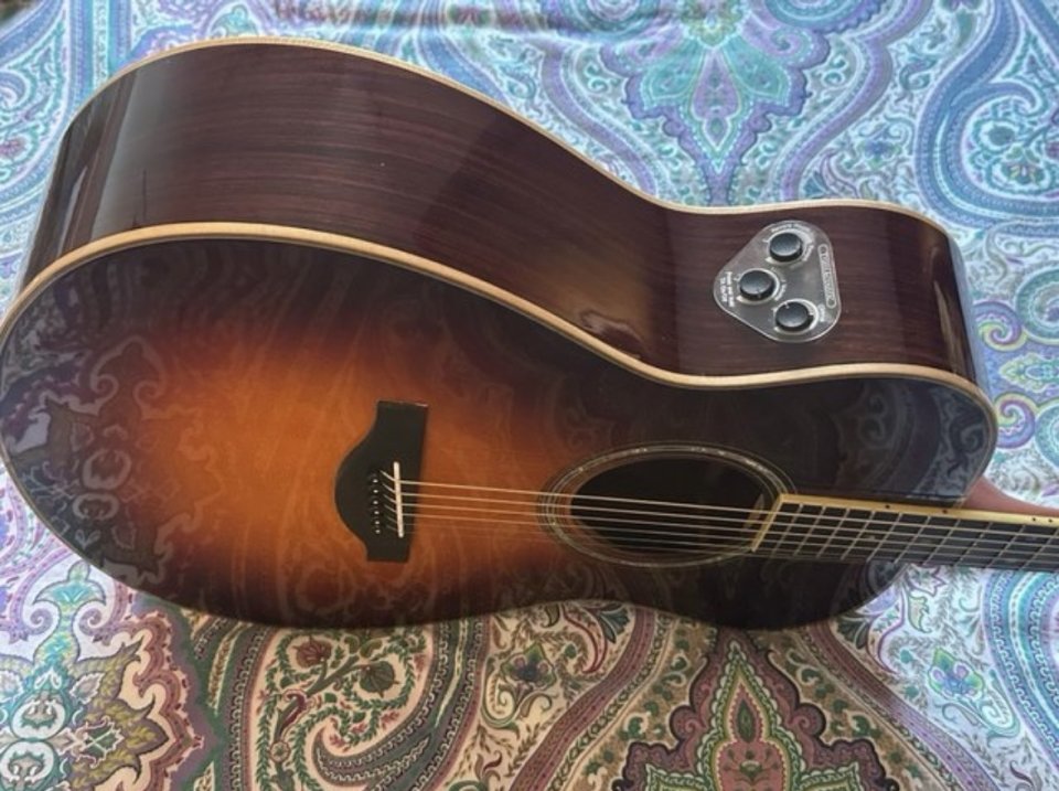 Guitarra Yamama transacústica de segunda mano · Foto 3 de 3 · Madrid · 700 €