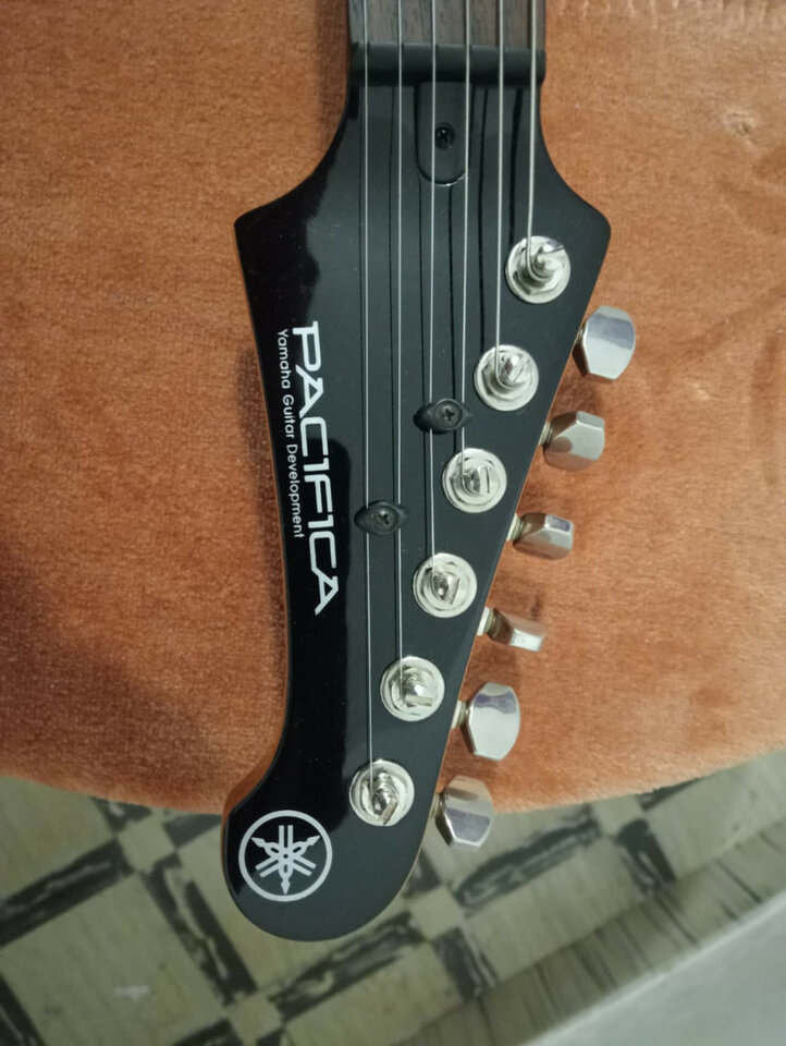 Yamaha pacífica 611 hardtail + 2 pickguards