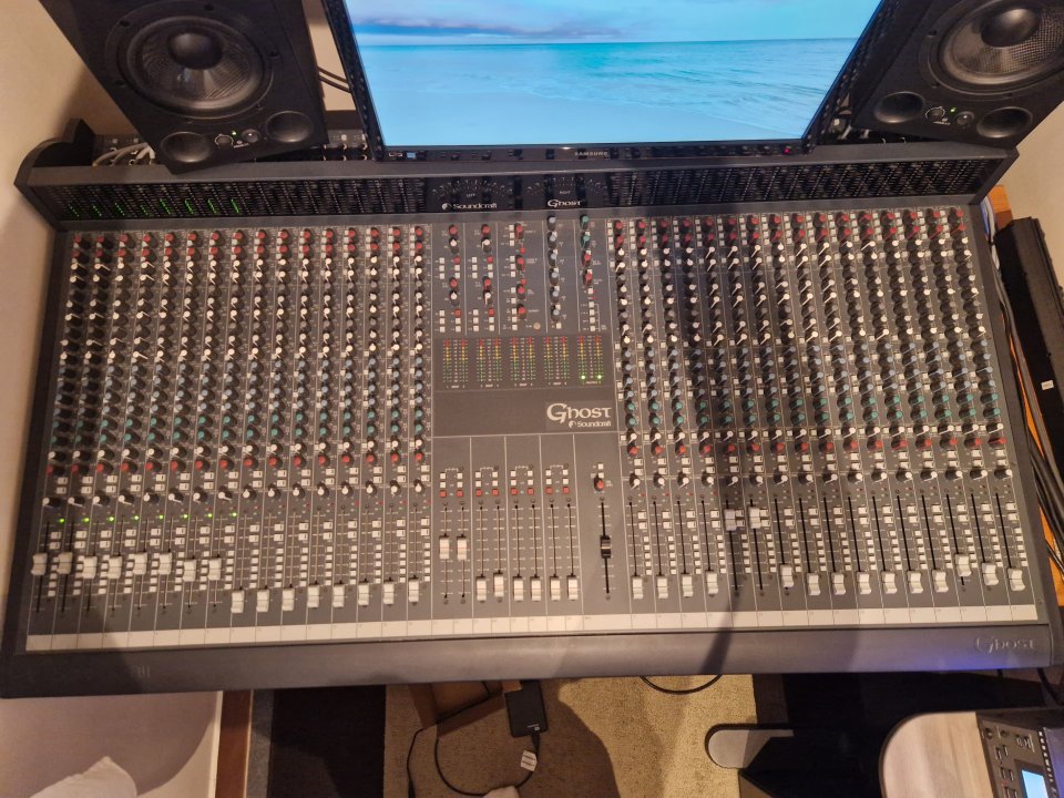 Soundcraft Ghost 32 con la modificación de Creation Audio Labs de segunda mano · Foto 2 de 7 · Madrid · 3500 €
