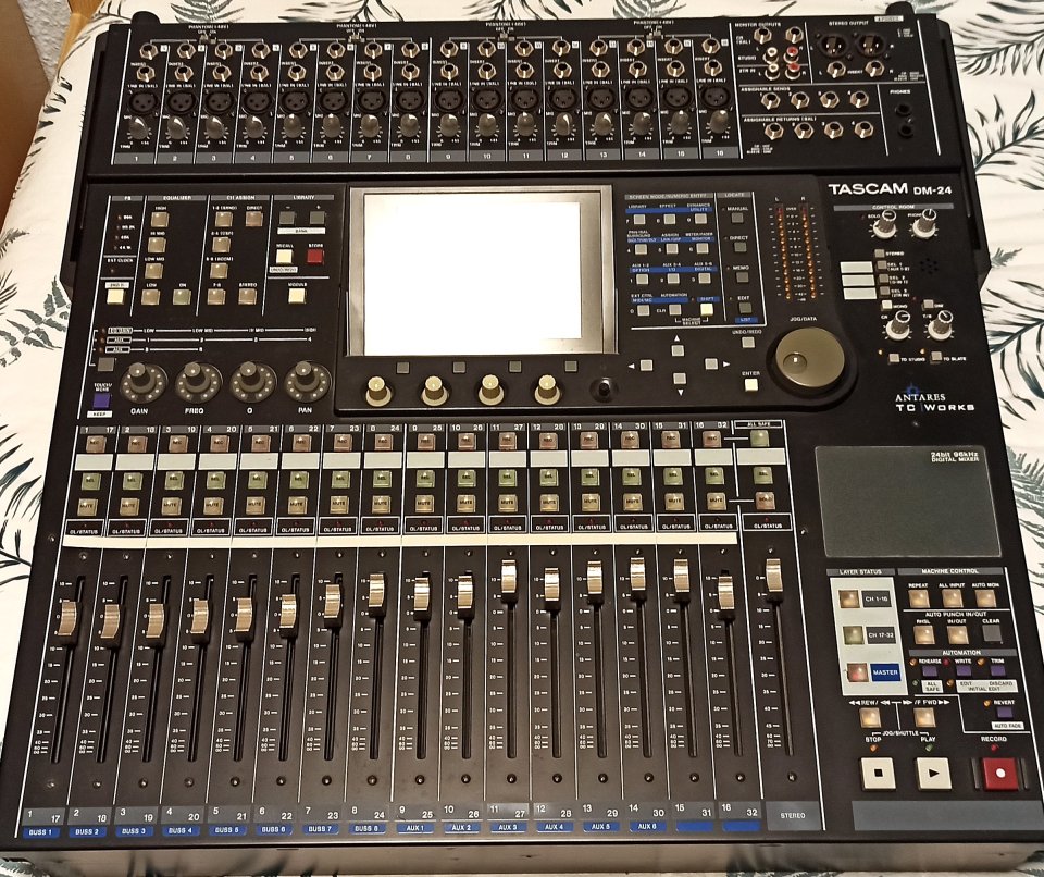 Estudio completo: sintes,racks,mesa digital-(Moog, DSI, Nord, Korg, Roland)