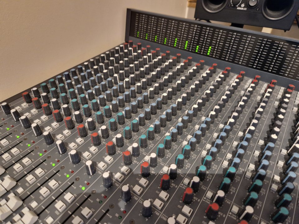 Soundcraft Ghost 32 con la modificación de Creation Audio Labs de segunda mano · Foto 3 de 7 · Madrid · 3500 €