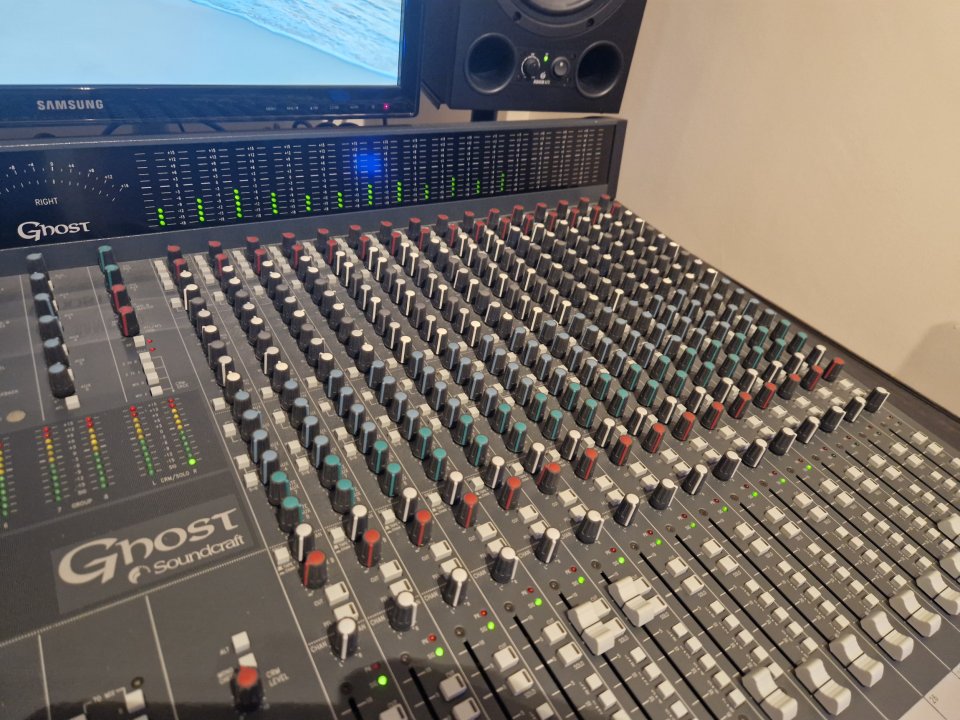 Soundcraft Ghost 32 con la modificación de Creation Audio Labs de segunda mano · Foto 4 de 7 · Madrid · 3500 €