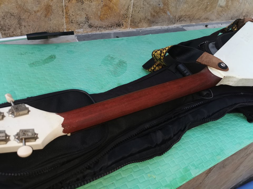 3 guitarras listos. Para gozar, fender Gibson.