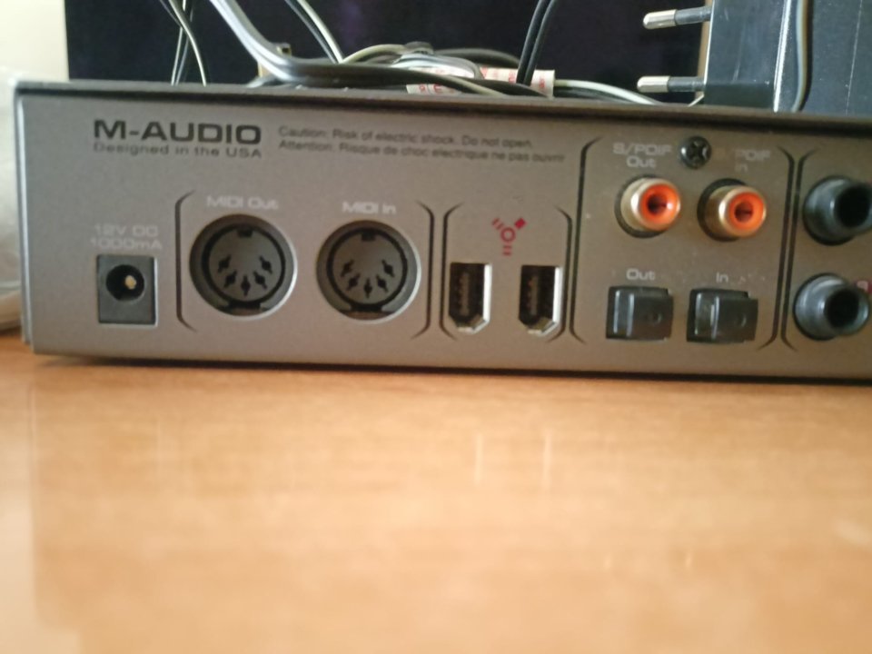 M-Audio FW 410 de segunda mano · Foto 3 de 3 · Zaragoza · 50 €
