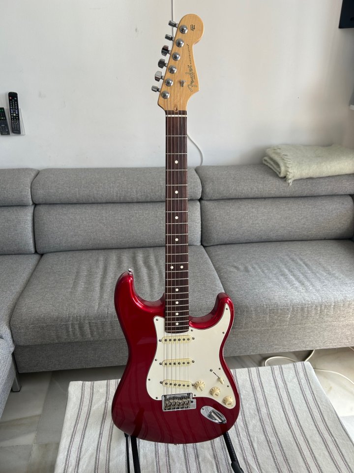 Fender American Professional Stratocaster 2017 (USA) + estuche original de segunda mano · Foto 1 de 6 · Málaga · 1200 €