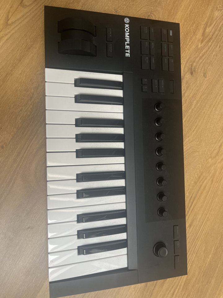 Native Instruments Komplete A25 de segunda mano · Foto 1 de 3 · Madrid · 85 €