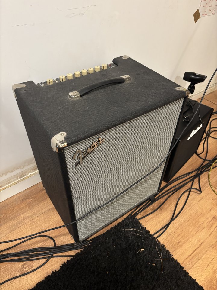 Fender Rumble 200 Amplificador para Bajo de segunda mano · Foto 1 de 3 · Barcelona · 400 €