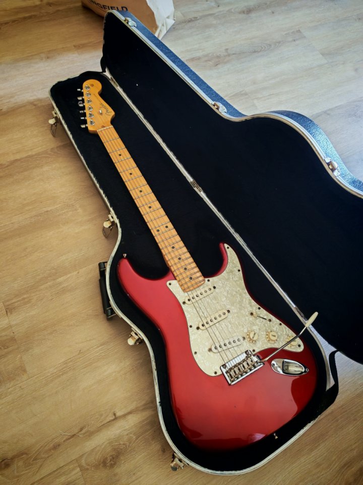 Fender Stratocaster USA American Standart (con regalazo) de segunda mano · Foto 1 de 9 · Girona · 1080 €