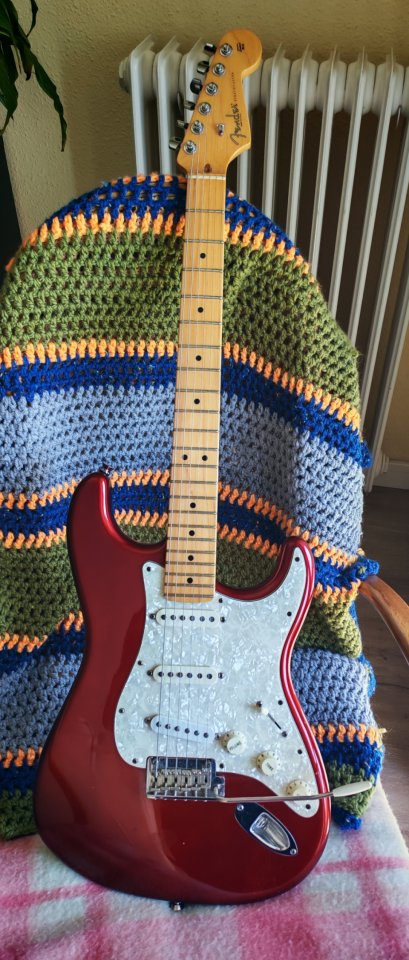 Fender Stratocaster USA American Standart (con regalazo) de segunda mano · Foto 2 de 9 · Girona · 1080 €