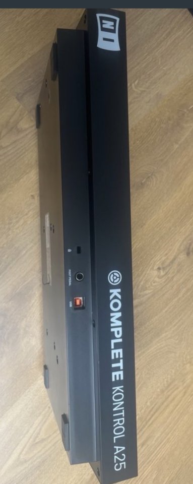 Native Instruments Komplete A25 de segunda mano · Foto 3 de 3 · Madrid · 85 €
